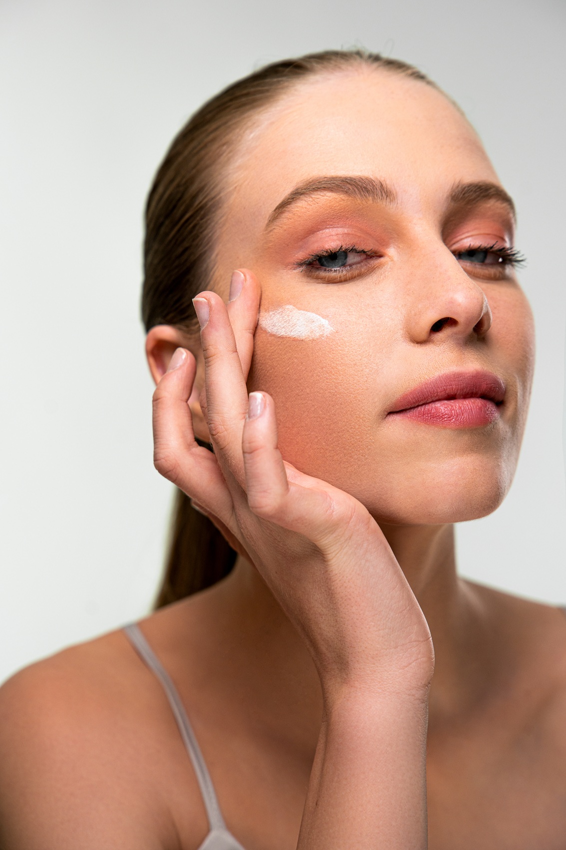 Modelo de Bescot aplicandose crema Anti-edad I´mage